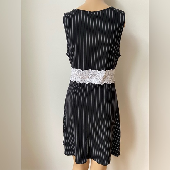 Pinstripe dress with lace - Picture 3 of 4